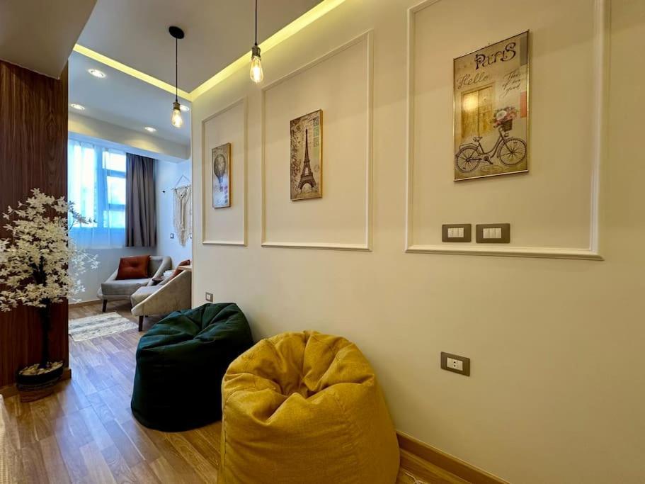 Ring And Press T202 Apartment